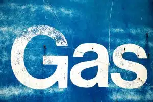Sesi Kalınlaştıran Gaz: Kükürt Hekzaflorür Gaz yazan mavi tabela