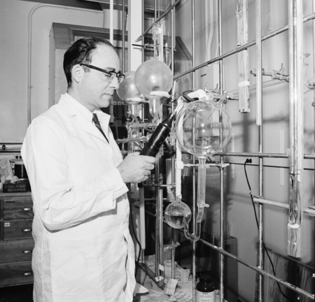 Miller-Urey Deneyi: Yaşamın Laboratuvar Kökeni Stanley Miller
