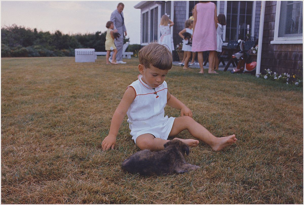 Uzay Köpekleri: Belka ve Strelka John F. Kennedy Jr. Uzay kopegi Strelkanin soyundan kopekle oynuyor