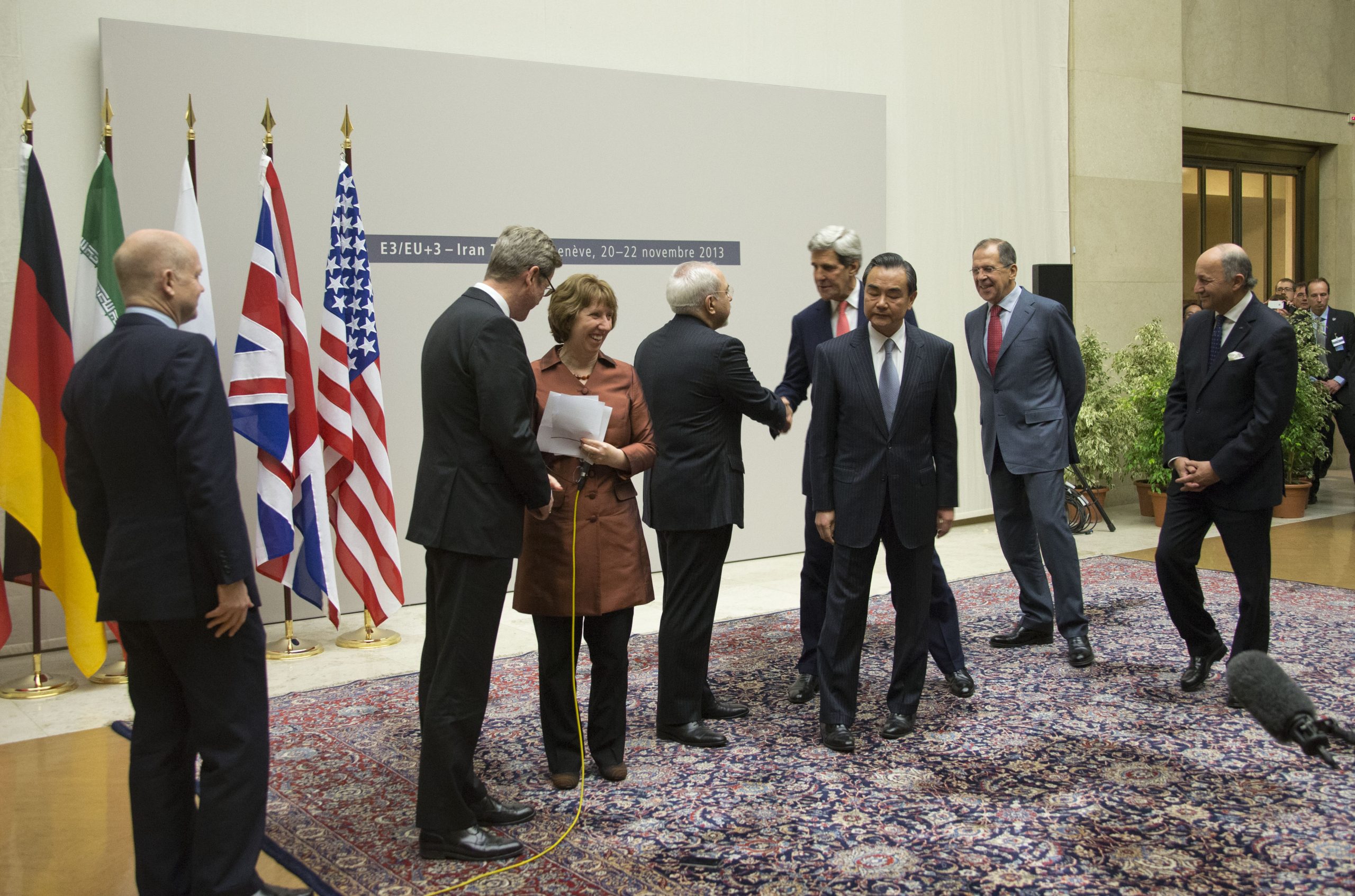 Barack Obama ve Donald Trump Dönemi ABD (2009-2021) John Kerry Iran temsilcisi ile el sikisma scaled