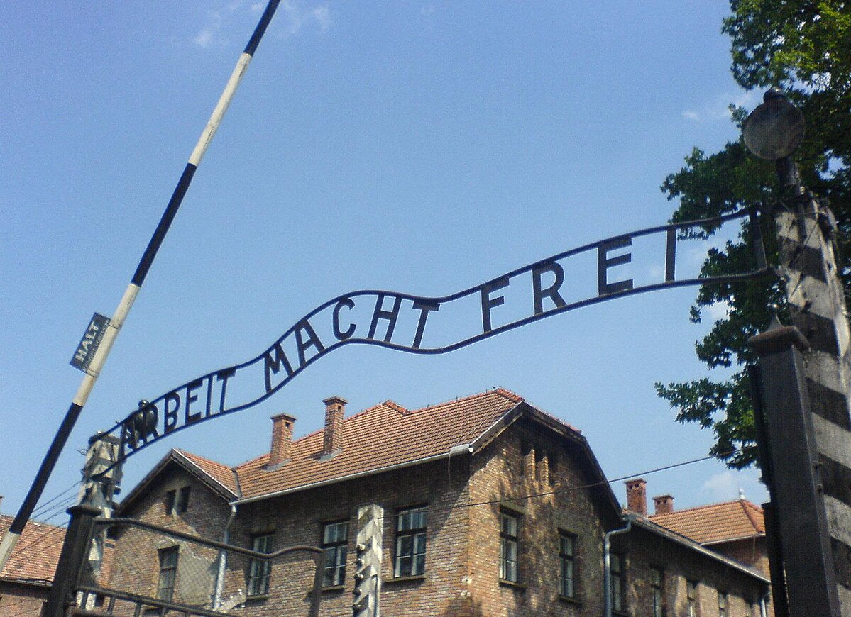 Maus: Savaşın ve Umudun Hikayesi Spiegelman arastirmasinin bir parcasi olarak 1979 yilinda Auschwitz toplama kampini ziyaret etti