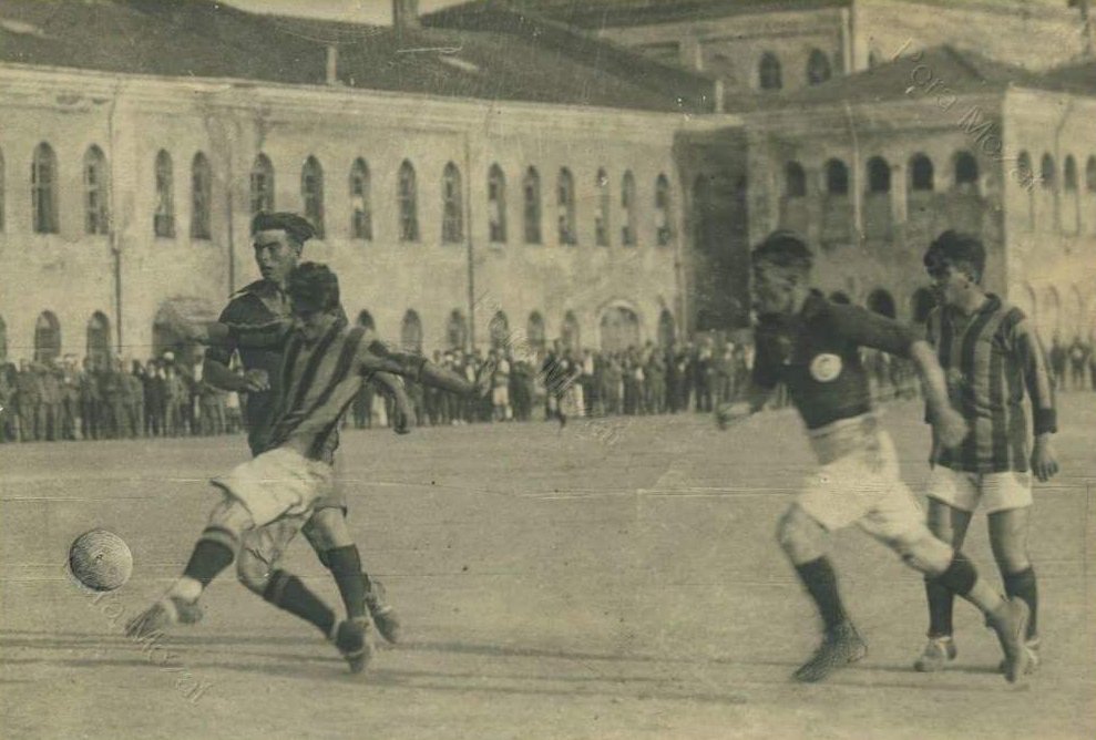 Türkiye’de Futbolun Doğuşu Zeki Riza Ingiliz karmasina 2. golu atmadan hemen once
