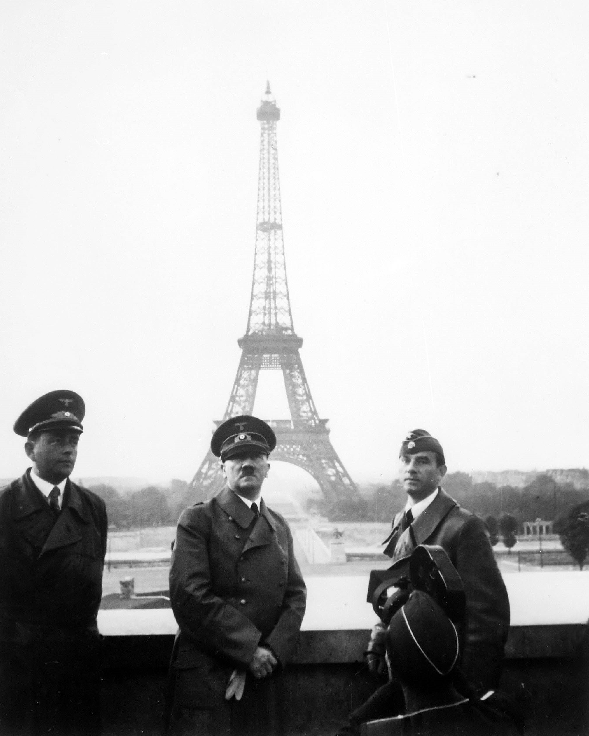 Hitler Nasıl Kaybetti? Hitler mimar Albert Speer solda ve heykeltiras Arno Breker sagda ile Parisi gezerken 23 Haziran 1940