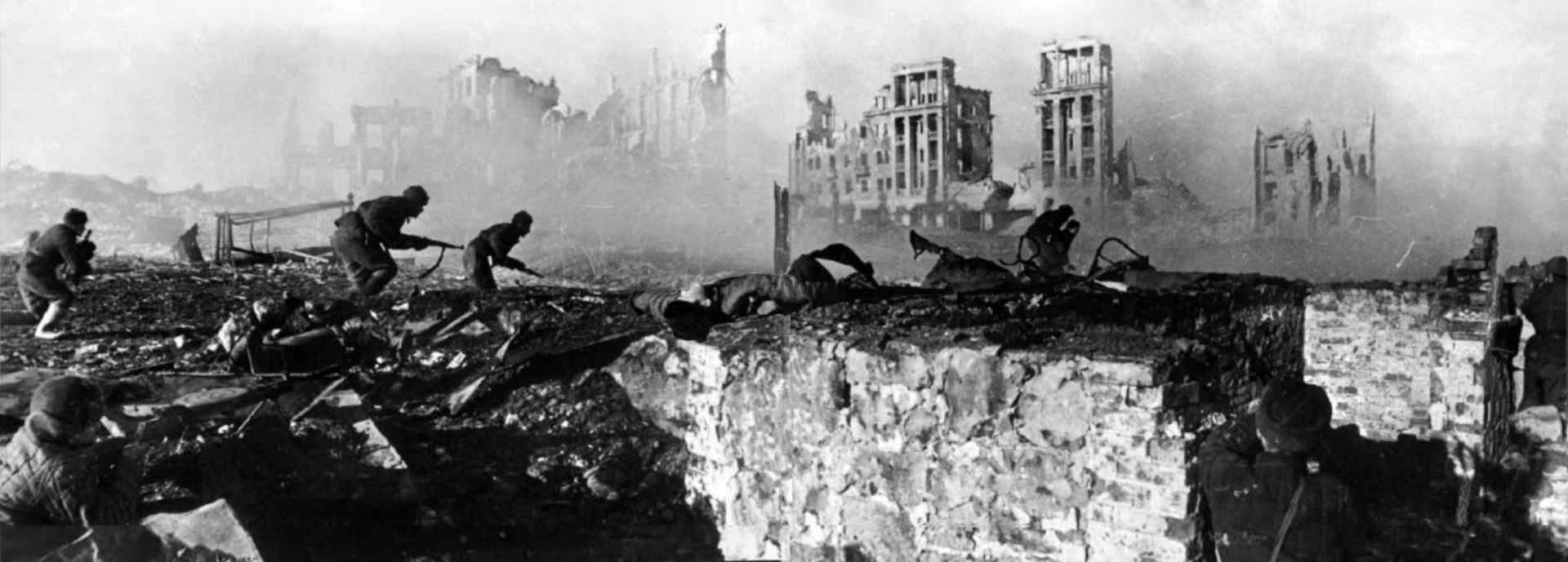 Hitler Nasıl Kaybetti? Stalingrad Muharebesi sirasinda karsi saldiridaki Kizil Ordu askerleri Subat 1943