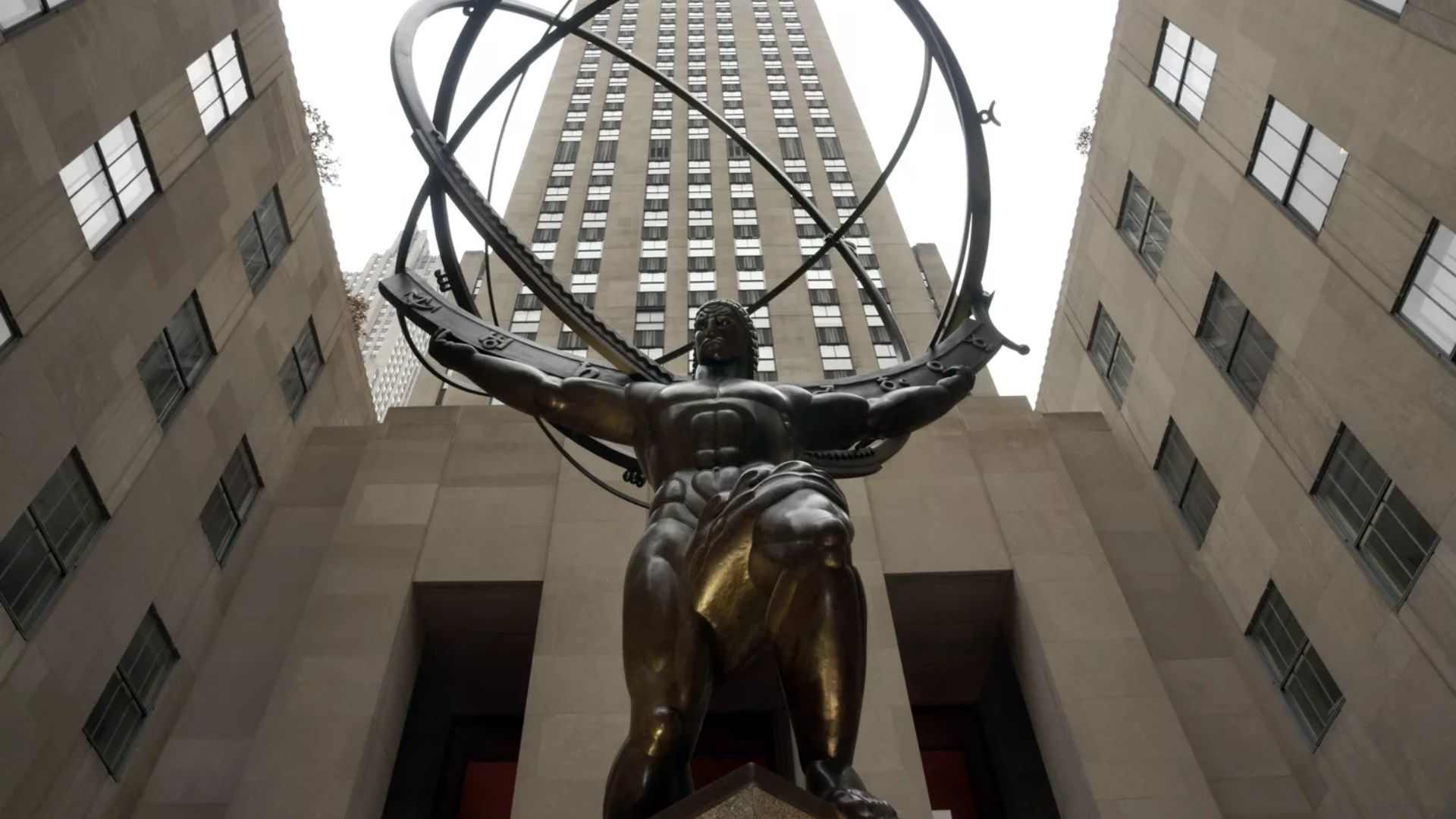 Dünyanın Yükü Omuzlarında: Atlas Lee Lawrienin dev bronz heykeli Rockefeller Center New York Lee Lawrienin dev bronz heykeli Rockefeller Center New York