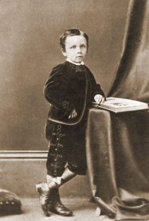 J.M. Barrie ve Peter Pan: Gerçek ile Hayal Arasında Büyümeyen Çocuklar James Matthew Barrie 6 yasindayken Peter Pan