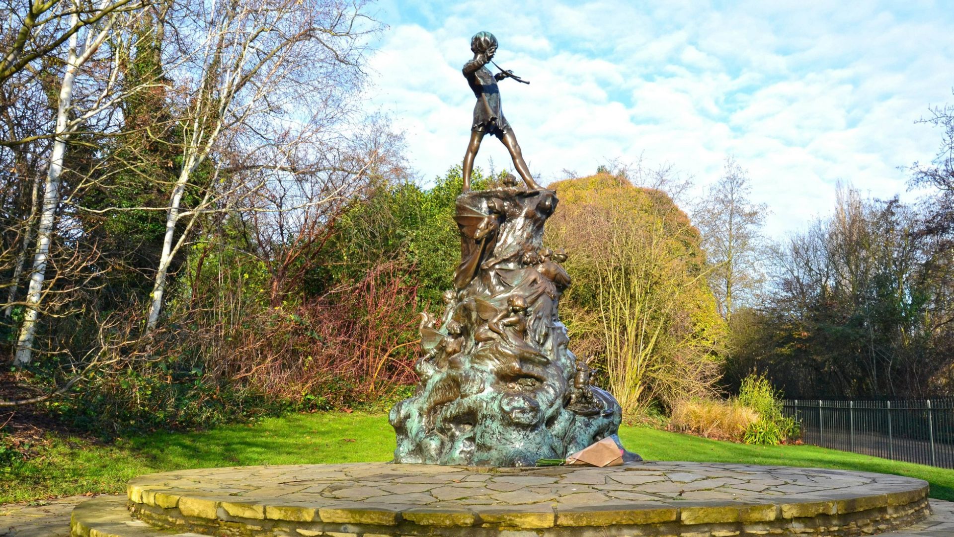 J.M. Barrie ve Peter Pan: Gerçek ile Hayal Arasında Büyümeyen Çocuklar Peter Pan Heykeli Kensington Londra