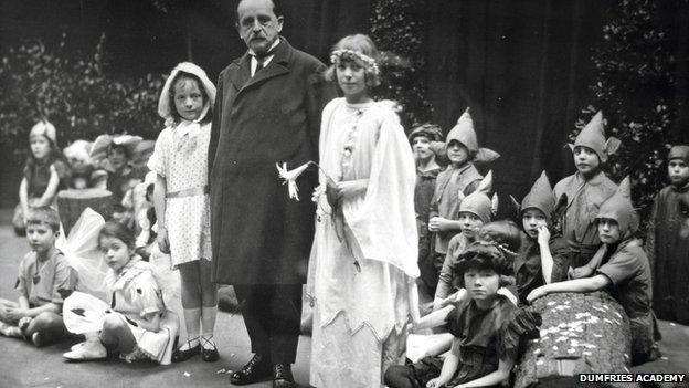 J.M. Barrie ve Peter Pan: Gerçek ile Hayal Arasında Büyümeyen Çocuklar Peter Pan yazari J.M. Barrie Cocuklar ile Birlikte