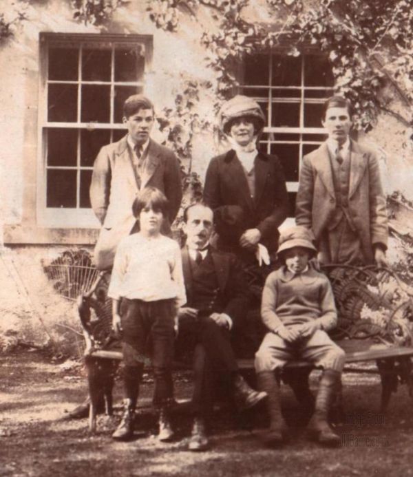 J.M. Barrie ve Peter Pan: Gerçek ile Hayal Arasında Büyümeyen Çocuklar Peter Panin Yazari Barrie ile Davies Ailesi