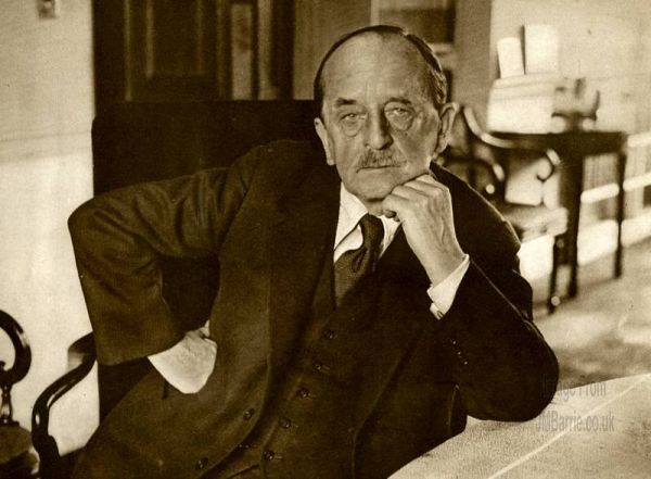 J.M. Barrie ve Peter Pan: Gerçek ile Hayal Arasında Büyümeyen Çocuklar Peter Panin Yazari J.M. Barrie 1935
