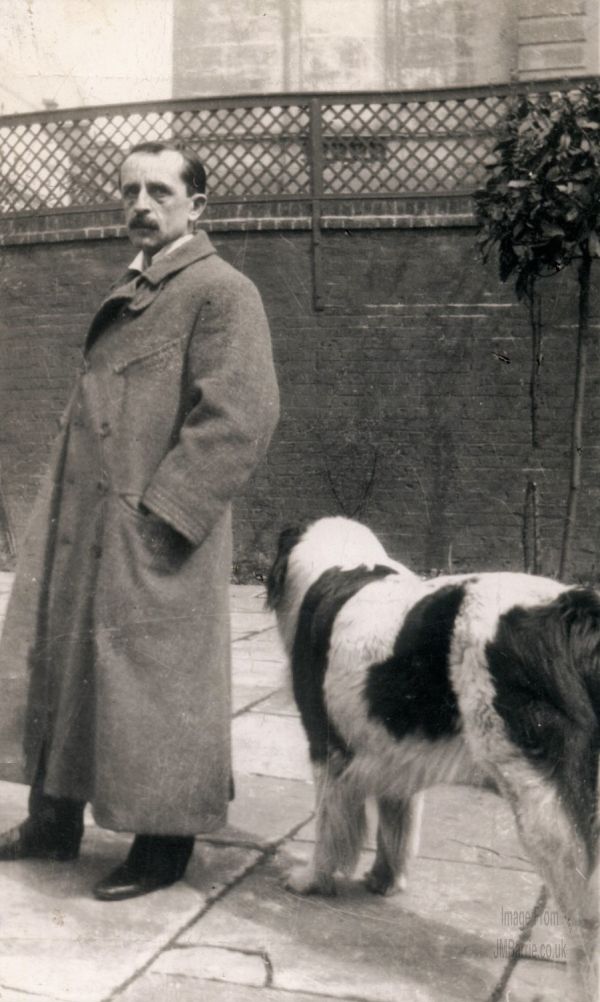 J.M. Barrie ve Peter Pan: Gerçek ile Hayal Arasında Büyümeyen Çocuklar Peter Panin yazari J.M. Barrie ve Kopegi