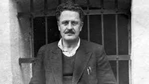 Hasret ve Direnişin Şairi: Nazım Hikmet Nazim Hikmet Oturuyor